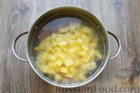 Фото приготовления рецепта: Суп с копчёной курицей и плавленым сыром - шаг №4