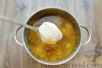 Фото приготовления рецепта: Суп с копчёной курицей и плавленым сыром - шаг №10