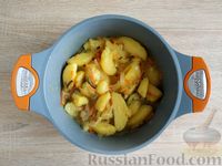 Фото приготовления рецепта: Картошка, тушенная с солёными огурцами - шаг №11