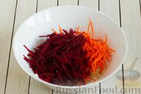 Фото приготовления рецепта: Салат из капусты, свежей свёклы и моркови - шаг №4