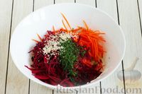 Фото приготовления рецепта: Салат из капусты, свежей свёклы и моркови - шаг №6
