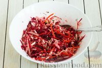 Фото приготовления рецепта: Салат из капусты, свежей свёклы и моркови - шаг №7