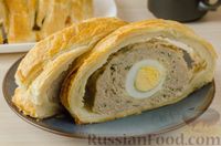 Фото к рецепту: Мясной рулет с яйцом и сыром, запечённый в слоёном тесте