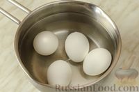 Фото приготовления рецепта: Мясной рулет с яйцом и сыром, запечённый в слоёном тесте - шаг №2
