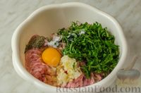 Фото приготовления рецепта: Мясной рулет с яйцом и сыром, запечённый в слоёном тесте - шаг №5