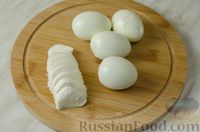 Фото приготовления рецепта: Мясной рулет с яйцом и сыром, запечённый в слоёном тесте - шаг №7
