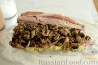 Фото приготовления рецепта: Скумбрия, запечённая с сельдереем и грибами (в фольге) - шаг №12