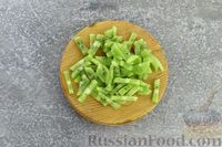 Фото приготовления рецепта: Салат с пекинской капустой, ветчиной и киви - шаг №3