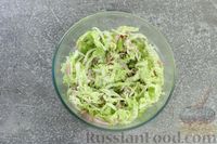 Фото приготовления рецепта: Салат с пекинской капустой, ветчиной и киви - шаг №7
