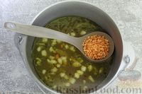 Фото приготовления рецепта: Куриный суп с чечевицей, сладким перцем, сельдереем и беконом - шаг №12