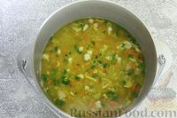 Фото приготовления рецепта: Куриный суп с чечевицей, сладким перцем, сельдереем и беконом - шаг №15