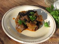 Фото к рецепту: Свиная печень, тушенная с черносливом и луком, в томатном соусе