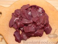 Фото приготовления рецепта: Свиная печень, тушенная с черносливом и луком, в томатном соусе - шаг №4