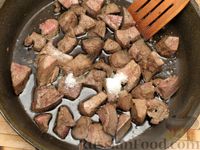 Фото приготовления рецепта: Свиная печень, тушенная с черносливом и луком, в томатном соусе - шаг №6