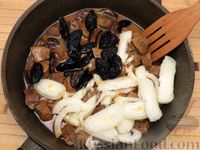 Фото приготовления рецепта: Свиная печень, тушенная с черносливом и луком, в томатном соусе - шаг №8