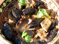 Фото приготовления рецепта: Свиная печень, тушенная с черносливом и луком, в томатном соусе - шаг №11