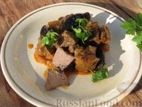 Фото приготовления рецепта: Свиная печень, тушенная с черносливом и луком, в томатном соусе - шаг №12