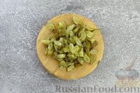 Фото приготовления рецепта: Салат с сельдью, сельдереем, солёными огурцами и горчицей - шаг №3