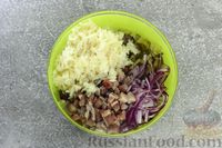 Фото приготовления рецепта: Салат с сельдью, сельдереем, солёными огурцами и горчицей - шаг №7