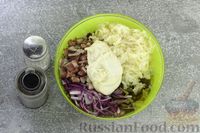 Фото приготовления рецепта: Салат с сельдью, сельдереем, солёными огурцами и горчицей - шаг №9