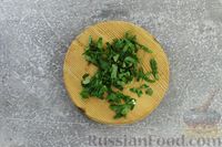 Фото приготовления рецепта: Салат с курицей, сельдереем, плавленым сыром и гранатом - шаг №6