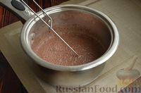Фото приготовления рецепта: Кремовый десерт с шоколадной глазурью (без выпечки) - шаг №3