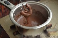 Фото приготовления рецепта: Кремовый десерт с шоколадной глазурью (без выпечки) - шаг №4