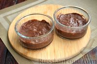 Фото приготовления рецепта: Кремовый десерт с шоколадной глазурью (без выпечки) - шаг №5