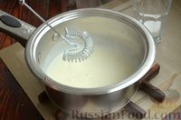 Фото приготовления рецепта: Кремовый десерт с шоколадной глазурью (без выпечки) - шаг №7