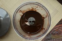 Фото приготовления рецепта: Кремовый десерт с шоколадной глазурью (без выпечки) - шаг №10