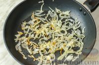 Фото приготовления рецепта: Рыба в сметане с солёными огурцами (на сковороде) - шаг №3