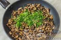 Фото приготовления рецепта: Говяжий язык, запечённый с грибами, сыром и орехами - шаг №8