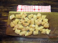 Фото приготовления рецепта: Картошка, тушенная с курицей в сметанно-сливочном соусе - шаг №3