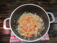 Фото приготовления рецепта: Картошка, тушенная с курицей в сметанно-сливочном соусе - шаг №5