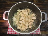 Фото приготовления рецепта: Картошка, тушенная с курицей в сметанно-сливочном соусе - шаг №6