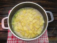 Фото приготовления рецепта: Картошка, тушенная с курицей в сметанно-сливочном соусе - шаг №10