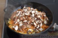 Фото приготовления рецепта: Киш из слоёного теста с грибами и вялеными помидорами - шаг №5