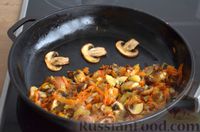 Фото приготовления рецепта: Киш из слоёного теста с грибами и вялеными помидорами - шаг №6
