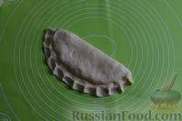 Фото приготовления рецепта: Пирожки из песочного теста на смальце, с говядиной и овощами - шаг №17
