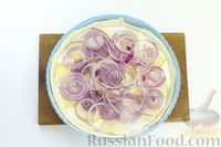 Фото приготовления рецепта: Открытый дрожжевой пирог с репой, беконом и фиолетовым луком - шаг №12
