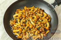 Фото приготовления рецепта: Кулебяка с куриными сердечками, капустой, гречкой и грибами - шаг №22