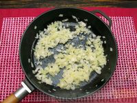 Фото приготовления рецепта: Омлет с сосисками и овощами - шаг №1