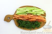 Фото приготовления рецепта: Слоёный салат с редиской, огурцами и сыром - шаг №3