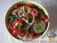 Фото к рецепту: Салат из баклажанов и помидоров со сладким перцем