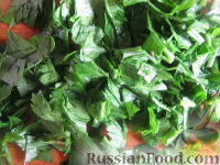 Фото приготовления рецепта: Слоеный салат с курицей и красной смородиной - шаг №2
