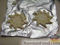 Фото приготовления рецепта: Дрожжевые пирожки с клубникой и творогом - шаг №11