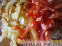 Фото приготовления рецепта: Салат на зиму из баклажанов, сладких перцев и помидоров - шаг №4