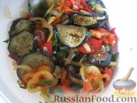Фото приготовления рецепта: Салат на зиму из баклажанов, сладких перцев и помидоров - шаг №5