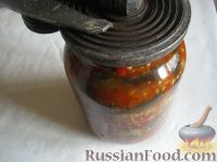 Фото приготовления рецепта: Салат на зиму из баклажанов, сладких перцев и помидоров - шаг №6