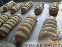 Фото приготовления рецепта: Сосиски в слоеном тесте - шаг №3